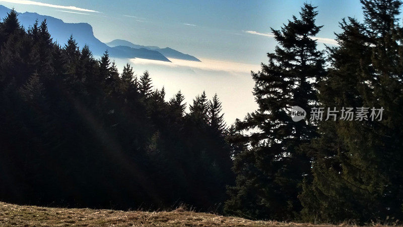 山谷雾充满日内瓦湖盆地，Les Pleiades Vaud瑞士